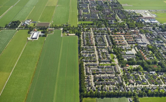 Luchtfoto van dorp en polder
